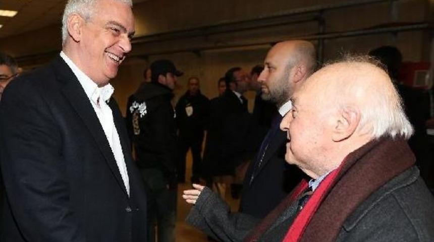 Fenerbah&ccedil;eli Y&ouml;neticiler, Galatasaray Başkanı Ve Y&ouml;neticilerini Statta Karşıladı