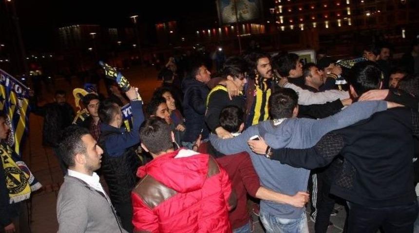 Kayseri&rsquo;de Fenerbah&ccedil;eli Taraftarlar Galibiyeti Kutladı