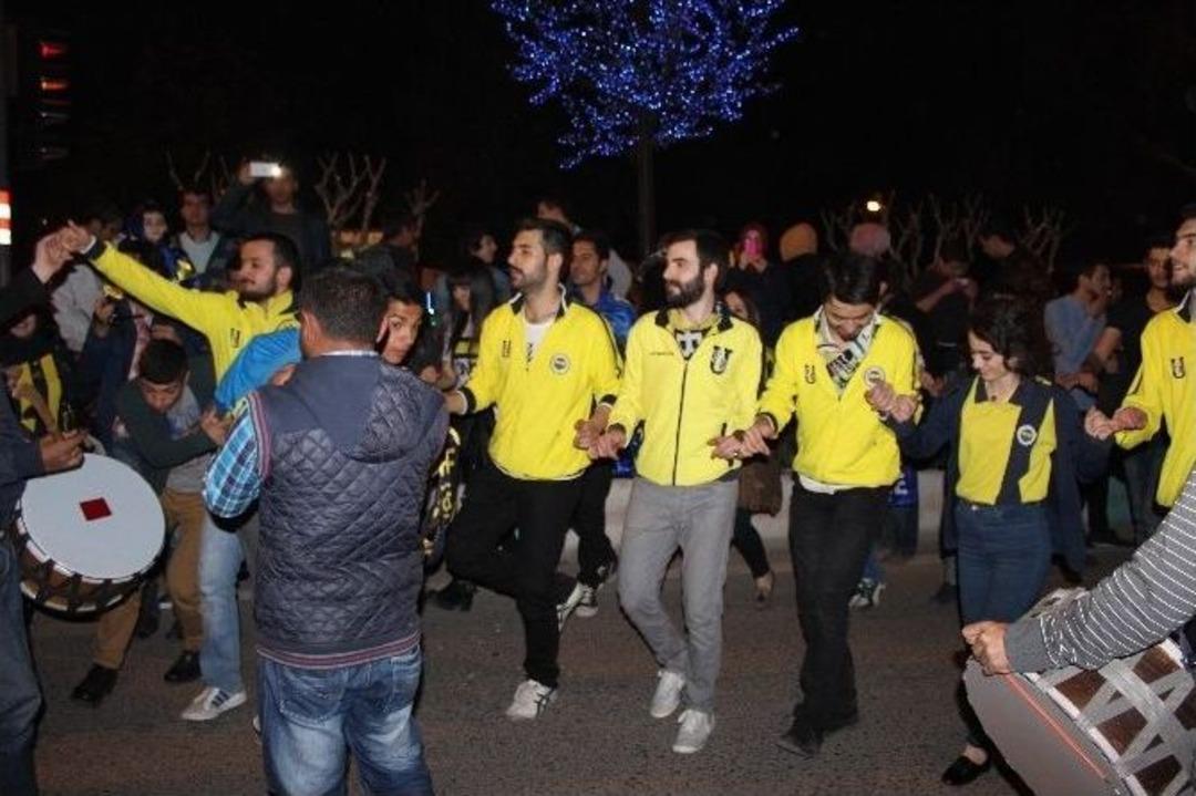 Fenerbah&ccedil;e Galibiyeti Sokağa Taştı