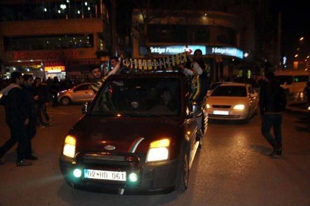 Fenerbah&ccedil;e Ve Galatasaray Taraftarlarının Gerginliğine Biber Gazlı M&uuml;dahale 3