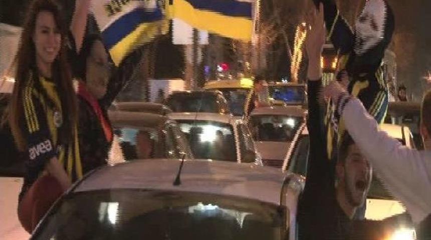 Fenerbah&ccedil;eli Taraftarlar Galibiyet Coşkusunu Bağdat Caddesi'nde Kutladı
