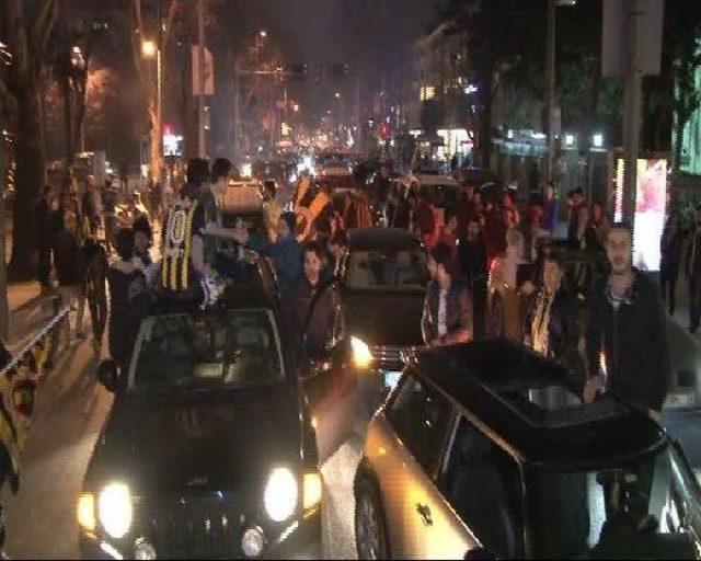 Fenerbahçeli Taraftarlar Galibiyet Coşkusunu Bağdat Caddesi'nde Kutladı