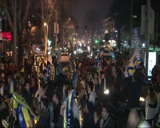 Fenerbahçeli Taraftarlar Galibiyet Coşkusunu Bağdat Caddesi'nde Kutladı