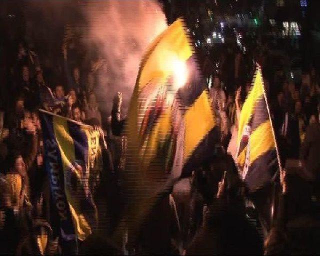 Fenerbahçeli Taraftarlar Galibiyet Coşkusunu Bağdat Caddesi'nde Kutladı