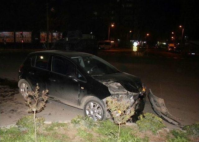 Işık İhlali Yapan Kadın Sürücü Kazaya Sebep Oldu : 2 Yaralı