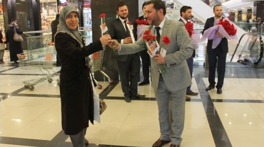 Abdullah Mert Karanfil Dağıttı