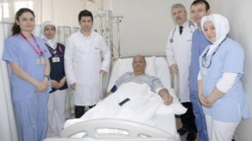 G&ouml;ğ&uuml;s Ağrılarından Tıkalı Kol Damarı A&ccedil;ılarak Kurtuldu