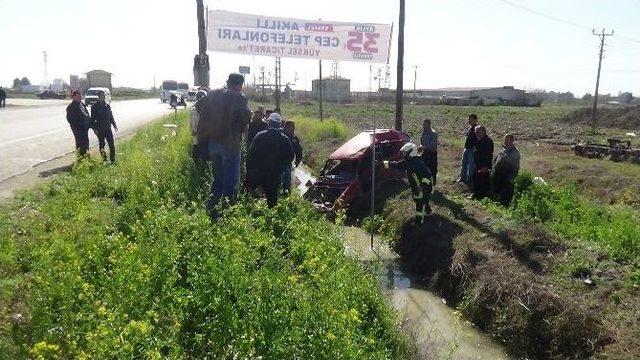 Otomobil Sulama Kanalına Uçtu, Sürücü Boğulmaktan Kurtarıldı