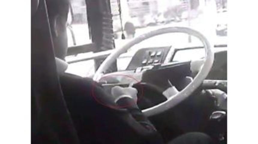 (&ouml;zel Haber) Direksiyo4n Başında Oyun Oynayan Otob&uuml;s Şof&ouml;r&uuml; Kamerada