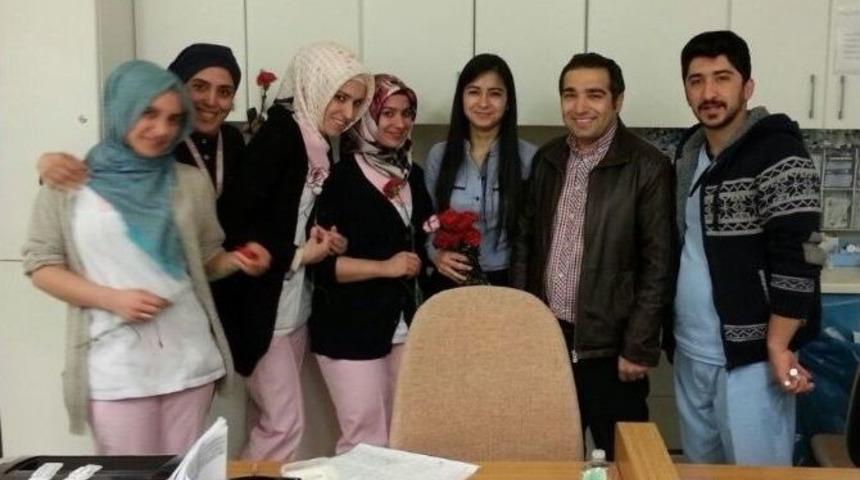 T&uuml;rkiye Gen&ccedil;lik Konseyi Elazığ Şubesi Kadınlara Karanfil Dağıttı