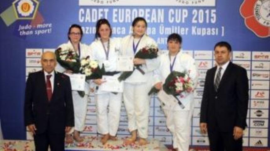 Nazım Canca &Uuml;mitler Judo Avrupa Kupası&rsquo;nda Madalya Yağmuru