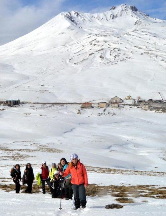 Kadın Dağcılar, Özgecan Için Zirve Tırmanışı Yaptı