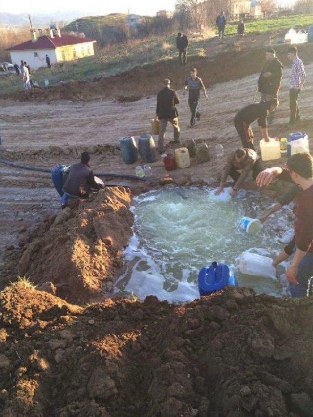 Boru Hattı Delindi, Köylüler Mazotu Bidonlarla Götürdü