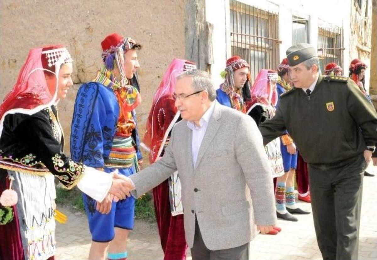 Kızıldamlar K&uuml;lt&uuml;r Derneği Binası T&ouml;renle A&ccedil;ıldı