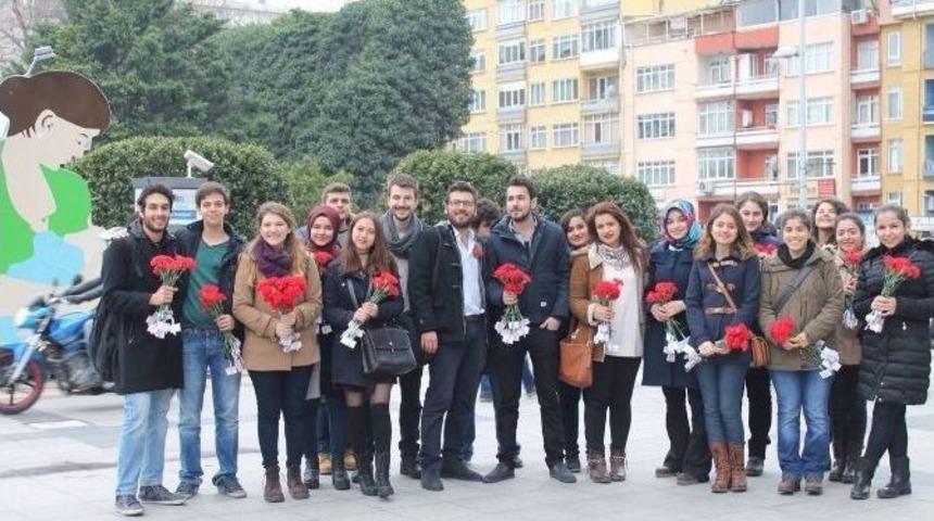 Kadınlar&rsquo;a 1000 Karanfil