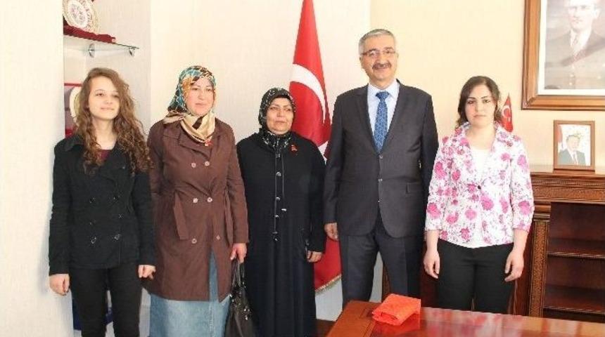 Vali Kılı&ccedil;&rsquo;tan Yılın Kadınlarına &Ouml;d&uuml;l
