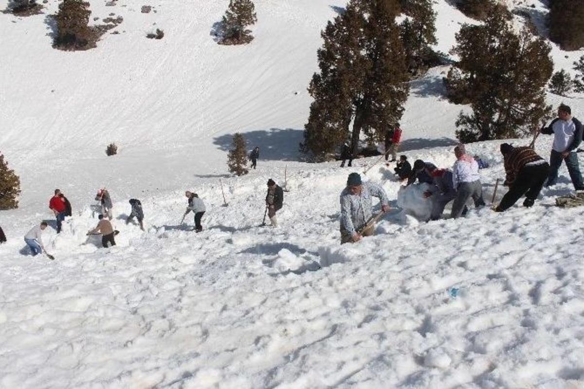 Torosların Eteğindeki Dağdaki Deliğe Tonlarca Kar Depolandı