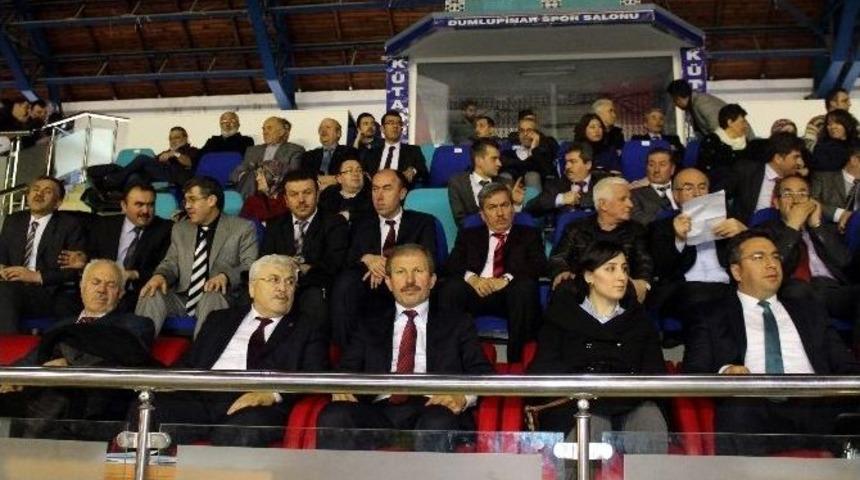 Halk Oyunlarını İzledi, Başarılı Sporcuları Tebrik Etti
