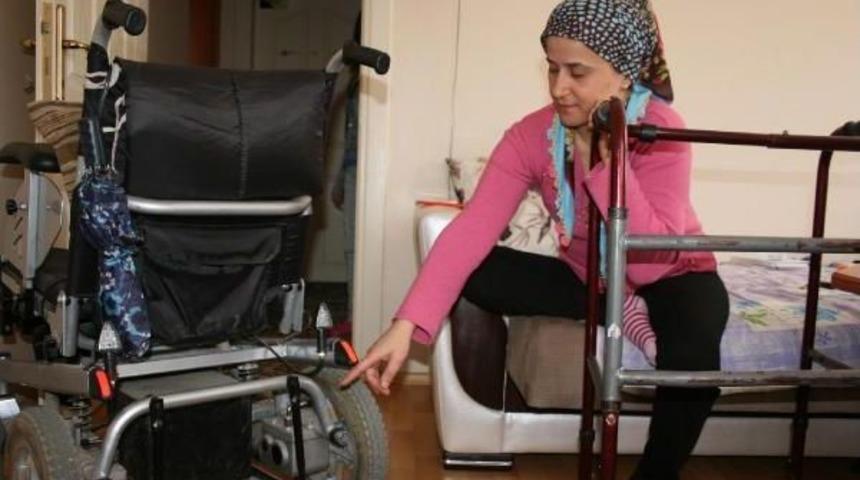 Engelli Kadının Aracının Ak&uuml;s&uuml;n&uuml; &Ccedil;aldılar