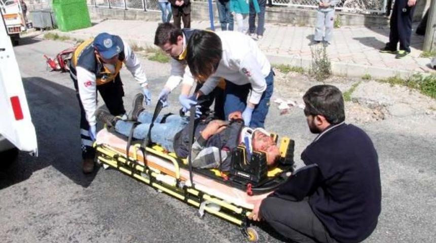 Kaza Sırasında Kaskı Fırlayan Motosikletli Başından Yaralandı