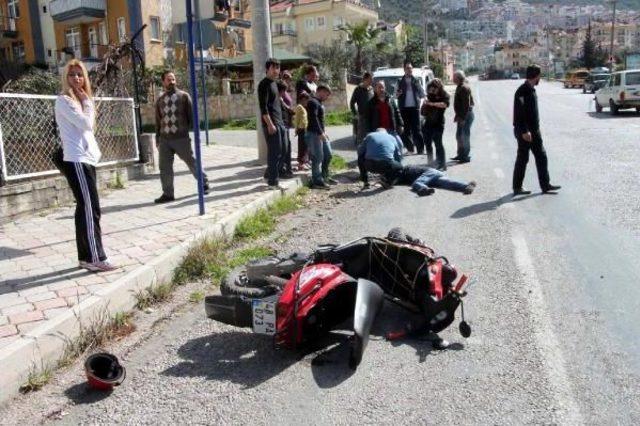 Kaza Sırasında Kaskı Fırlayan Motosikletli Başından Yaralandı