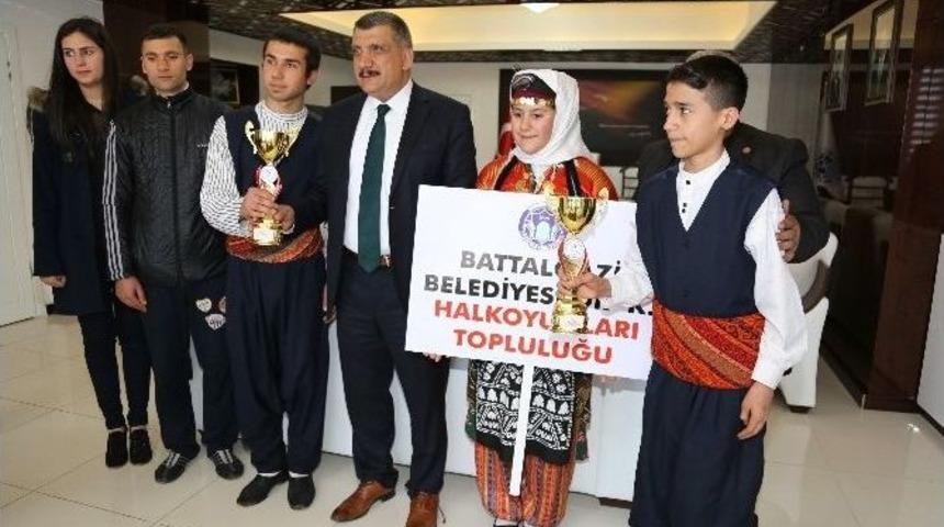 Halkoyunları Ekibi, Başkan G&uuml;rkan&rsquo;ı Ziyaret Etti