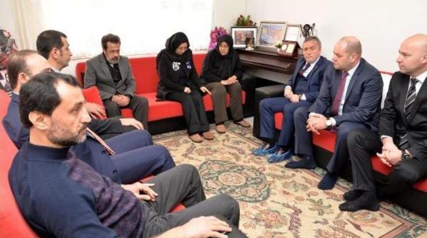 Trabzonspor Y&ouml;netiminden &Ouml;zgecan&rsquo;In Ailesine Ziyaret