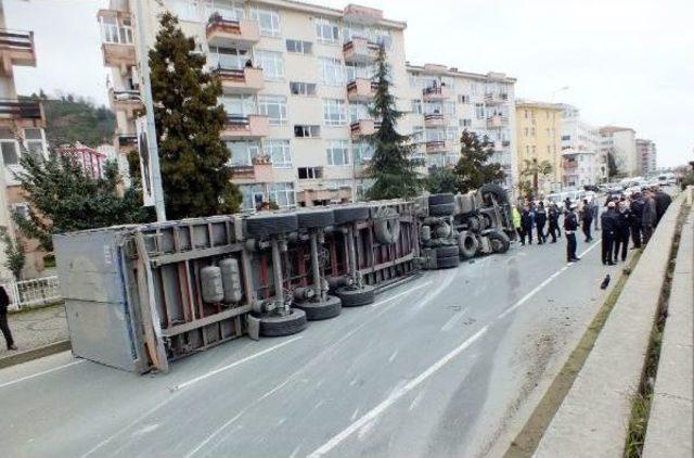 Kontrolden Çıkan Tır Iki Şerit Geçerek Devrildi