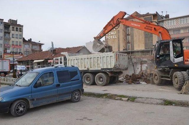 Hal Bölgesindeki Boş Dükkanlar Yıkıldı