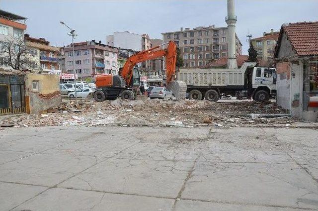 Hal Bölgesindeki Boş Dükkanlar Yıkıldı