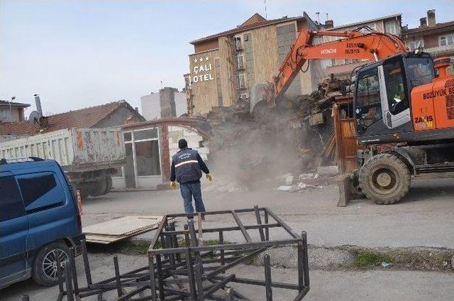 Hal Bölgesindeki Boş Dükkanlar Yıkıldı