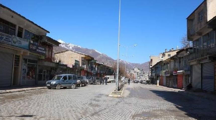 Ypg'li Cenazesi Nedeniyle Şemdinli'de Kepenkler A&ccedil;ılmadı