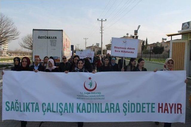 Sağlıkta &Ccedil;alışan Kadınlara Şiddete Hayır Y&uuml;r&uuml;y&uuml;ş&uuml; Yaptı 1