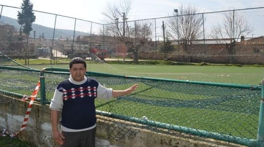 Kar Nedeniyle Yıkılan Halı Saha, 3 Aydır Onarılmayı Bekliyor