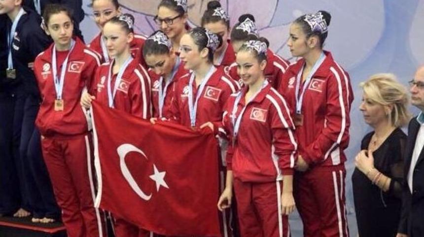 Senkronize Y&uuml;zme Milli Takımı, İlklerin Peşinde
