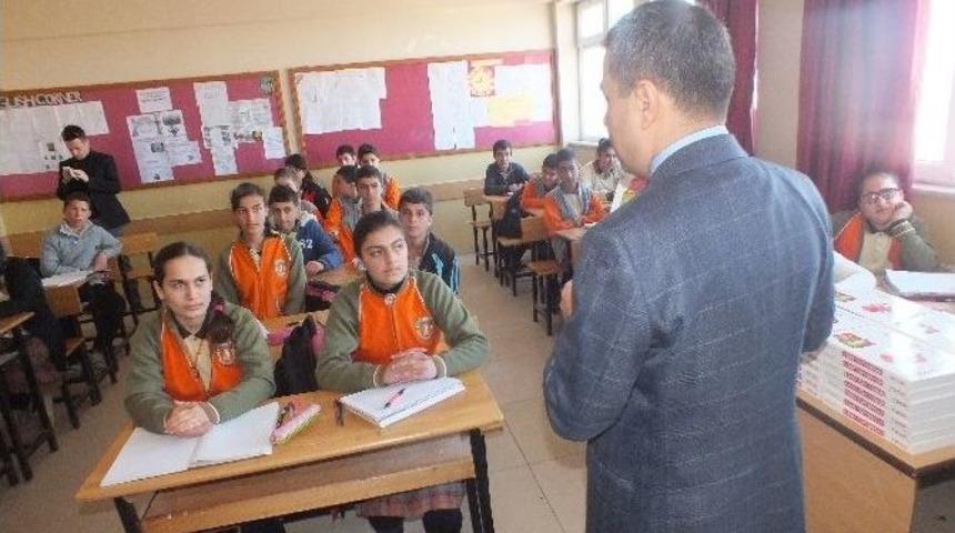 Malazgirt&rsquo;te &Ouml;ğrencilere Kaynak Kitap Dağıtıldı