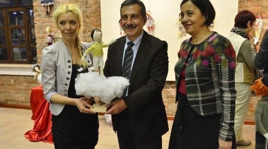 Arzu&rsquo;nun Bebekleri Karikat&uuml;rl&uuml; Ev&rsquo;de Sergilendi