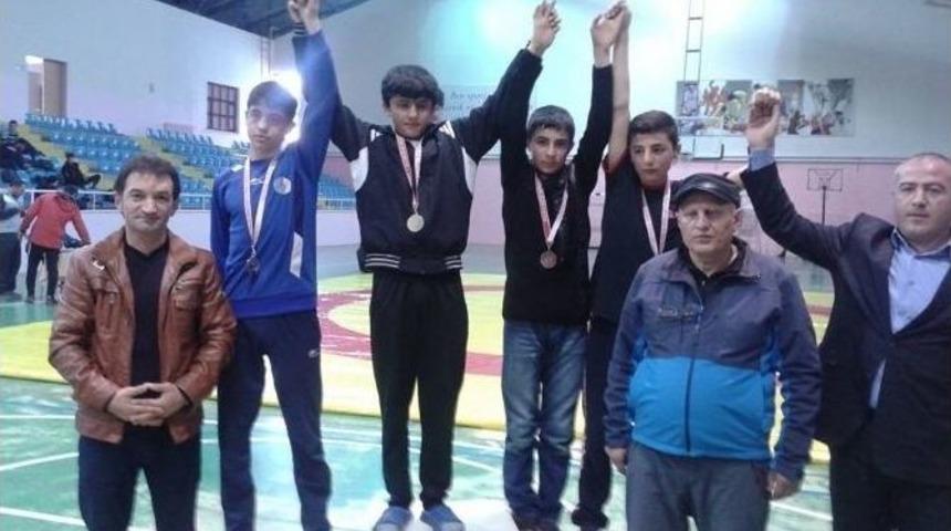 Kurtuluş İ&ccedil;in G&uuml;reştiler