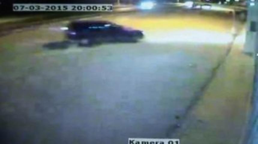 Kontrolden &Ccedil;ıkan Otomobil İş Yerine Girdi