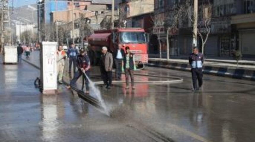 Y&uuml;ksekova&rsquo;da Cadde Ve Kaldırımlar Yıkandı