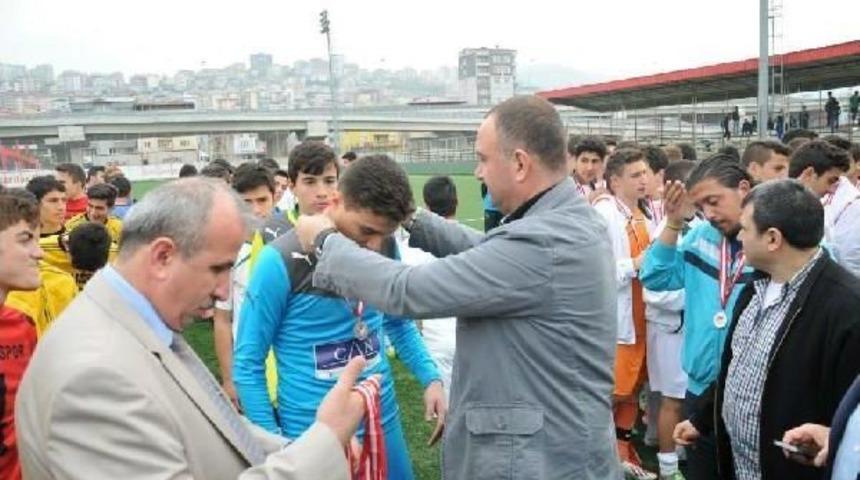 - Gen&ccedil; Kaleci Yaşam Savaşı Veriyor