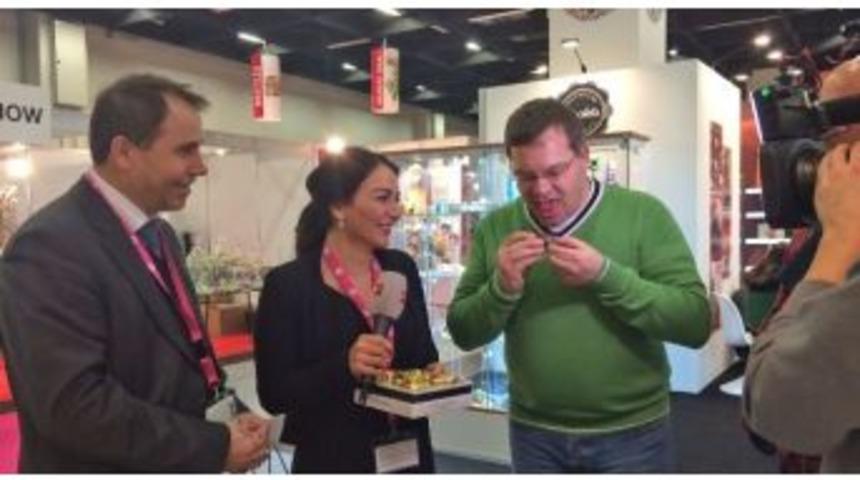 &Uuml;nl&uuml; Alman Komedyen Elton, Kardelen&rsquo;in Fuar Stantında