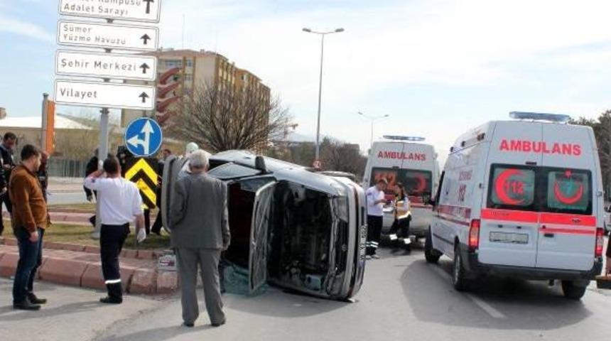 Hamile Kadını Taşıyan Ambulans Kaza Yaptı: 3 Yaralı