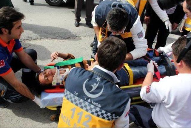 Hamile Kadını Taşıyan Ambulans Kaza Yaptı: 3 Yaralı