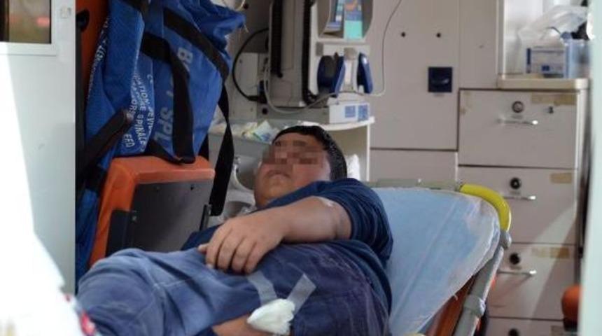 Okulda &Ouml;ğrenci Arkadaşını Bı&ccedil;akladı