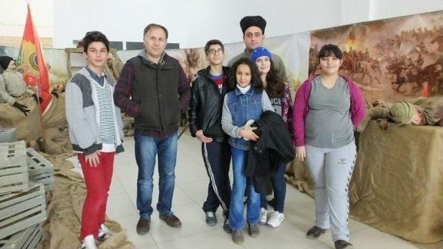 Burhaniye’de Öğrenciler Gezici Çanakkale Müzesini Ziyaret Etti