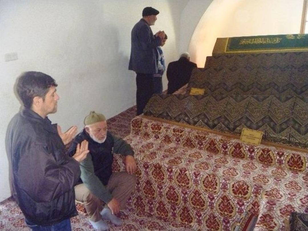 Şeyh Edebali T&uuml;rbesi Ziyaret&ccedil;i Akınına Uğruyor