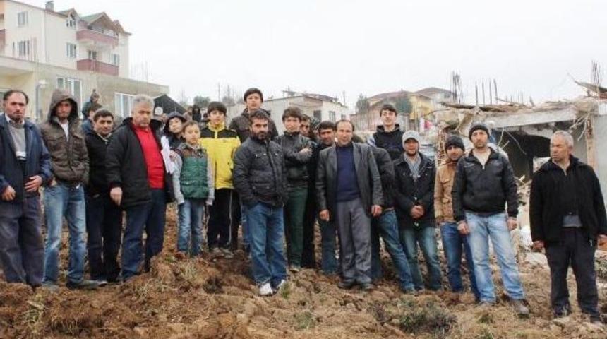 İzmit Alikahya'da Ruhsatsız 3 Ev Inşaatı  Yıktırıldı