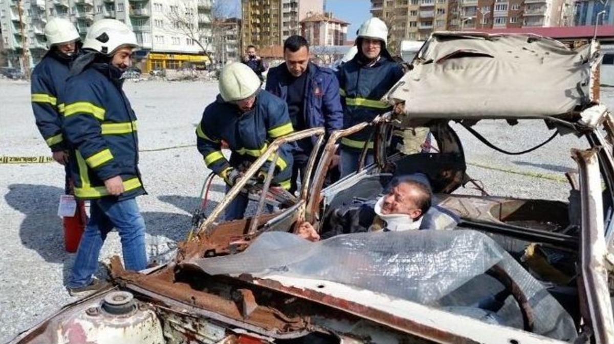 G&ouml;n&uuml;ll&uuml; İtfaiyecilerden Ger&ccedil;ek Gibi Tatbikat