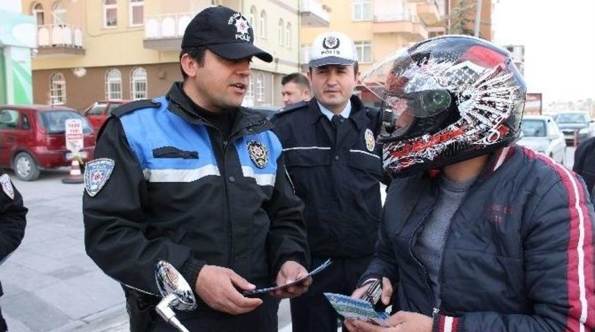 Polisten &lsquo;kask Motosikletin Emniyet Kemeridir&rsquo; Uyarısı
